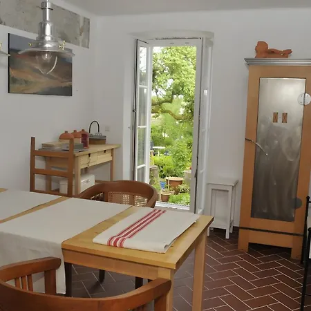 Nyaraló Gartenhaus In *